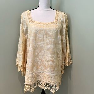 *Like NEW*  Ladies Top by Democracy, Size L